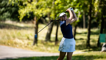 Sara Prieto golfing