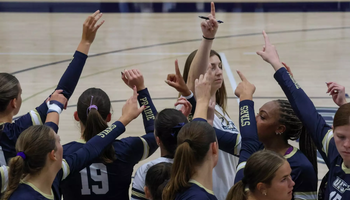 UIS volleyball team huddle