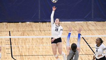 Makenna Cox outside hitter playing volleyball