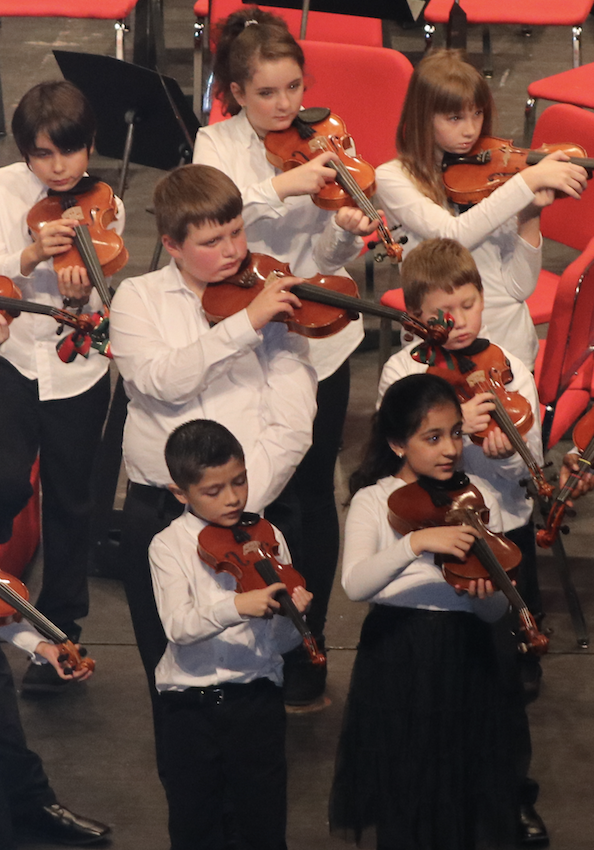 Musicians playing violin