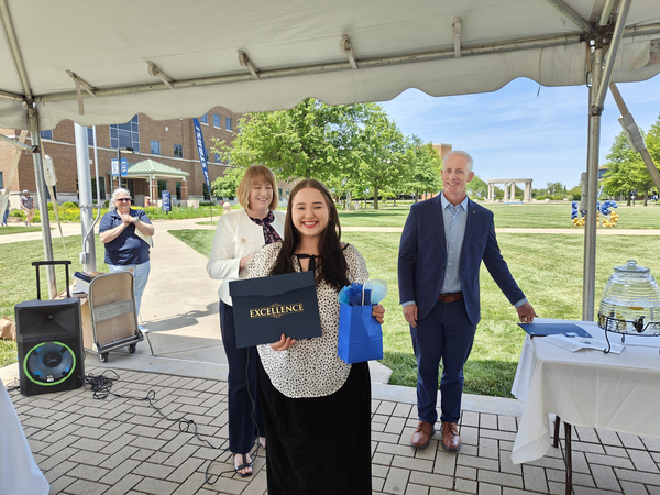 Michaela Walczer receiving award