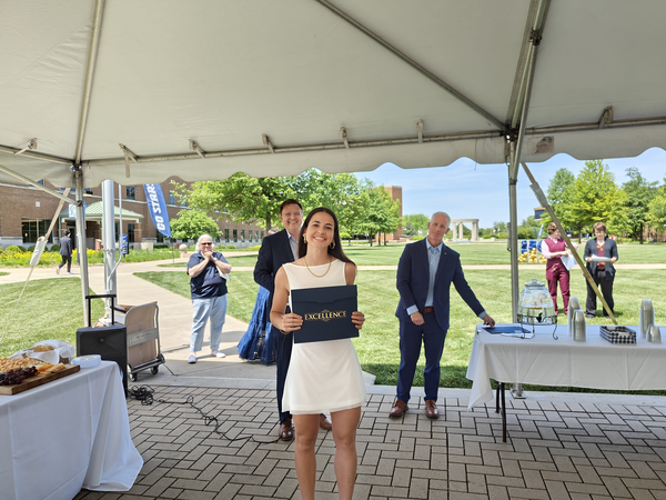Camen Llopis Fabra receiving award