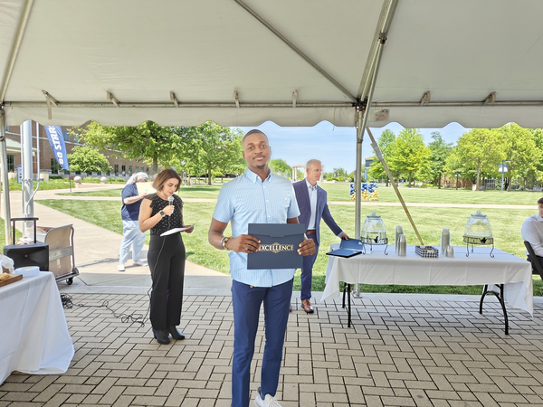 Praise Idowu receiving award