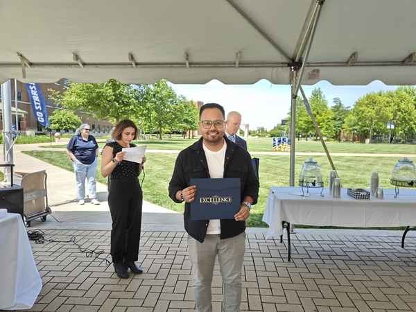 Abhi Soni receiving award