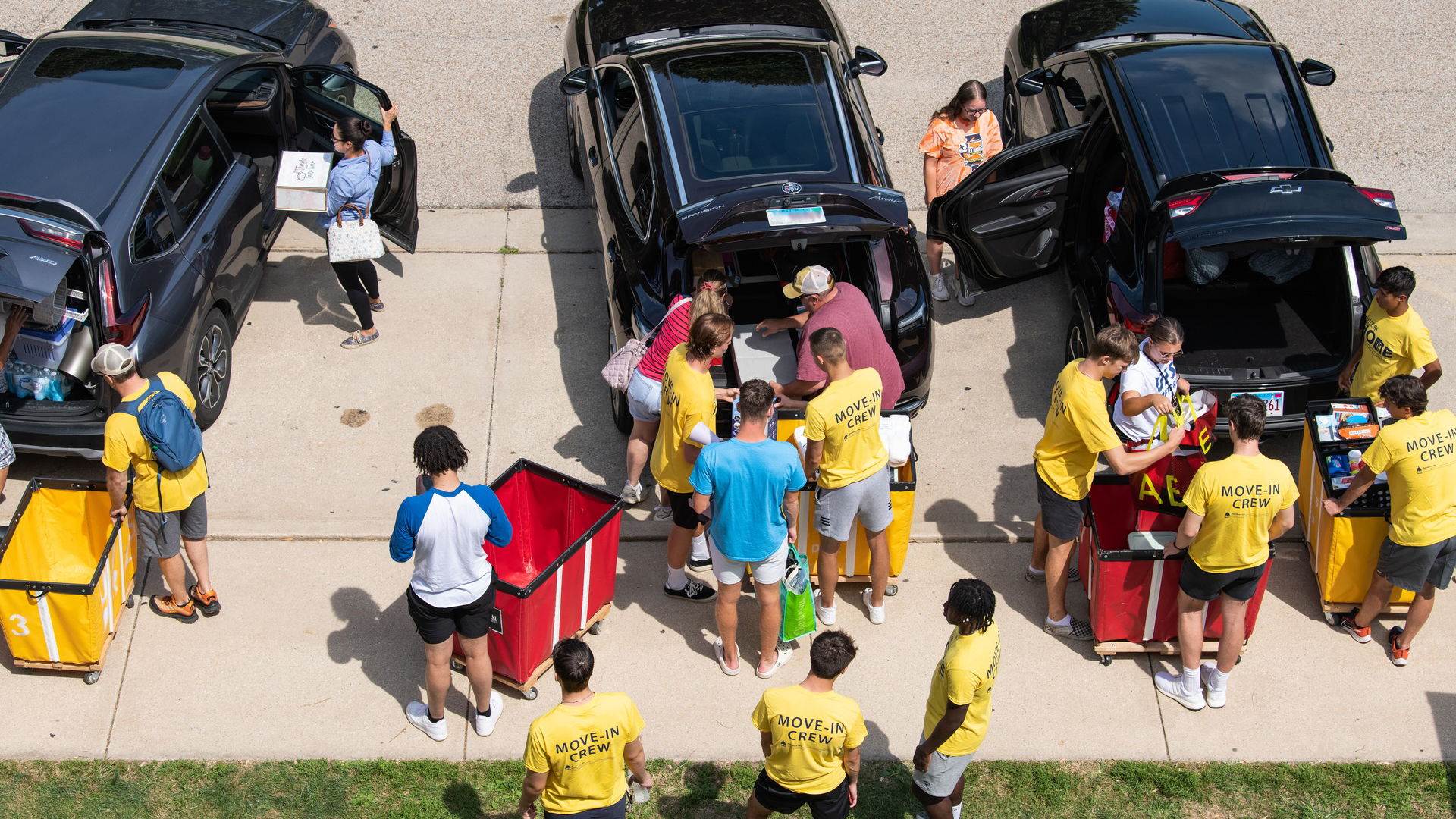 Res life volunteers helping students move in